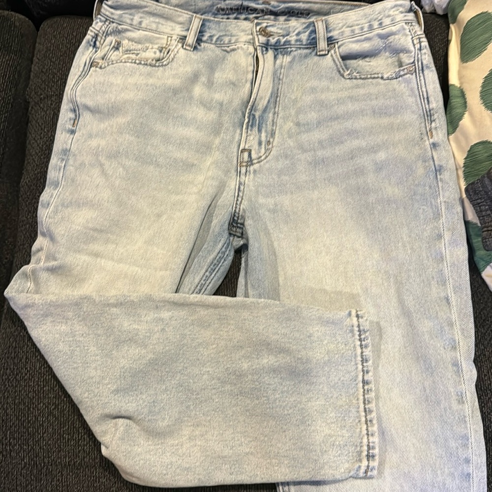 Women’s straight leg American eagle jeans